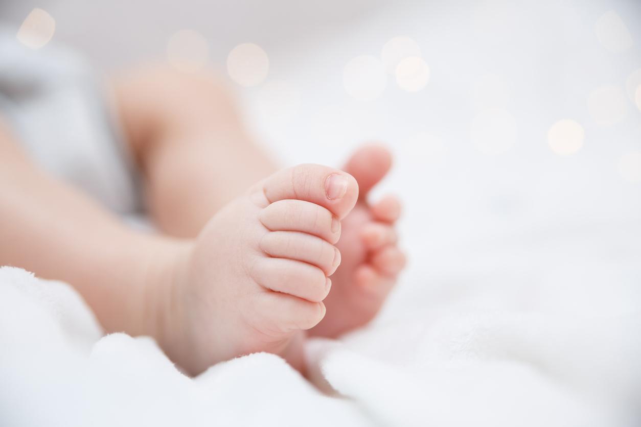 Bébés nés sans bras : une famille porte plainte contre X