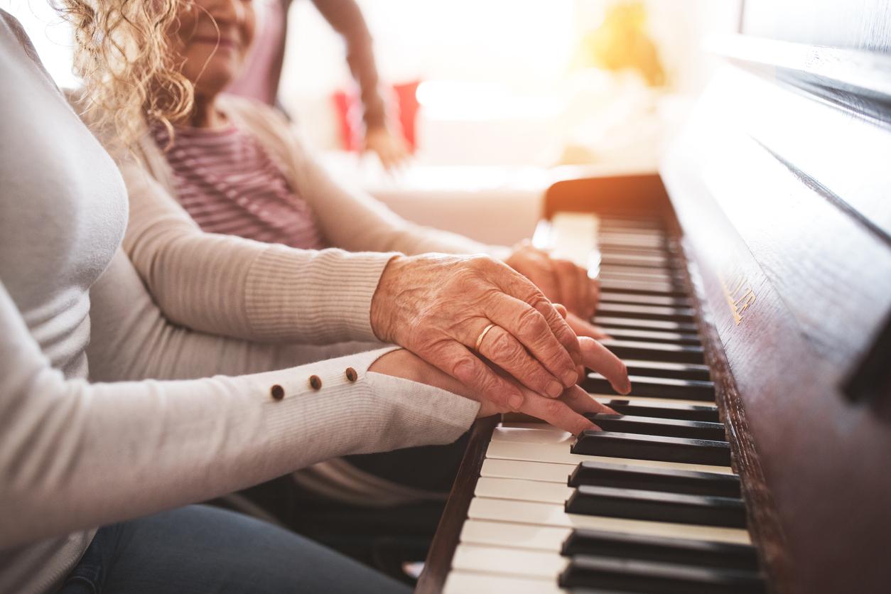 Jouer d’un instrument de musique, c’est bon pour le cerveau des personnes âgées !