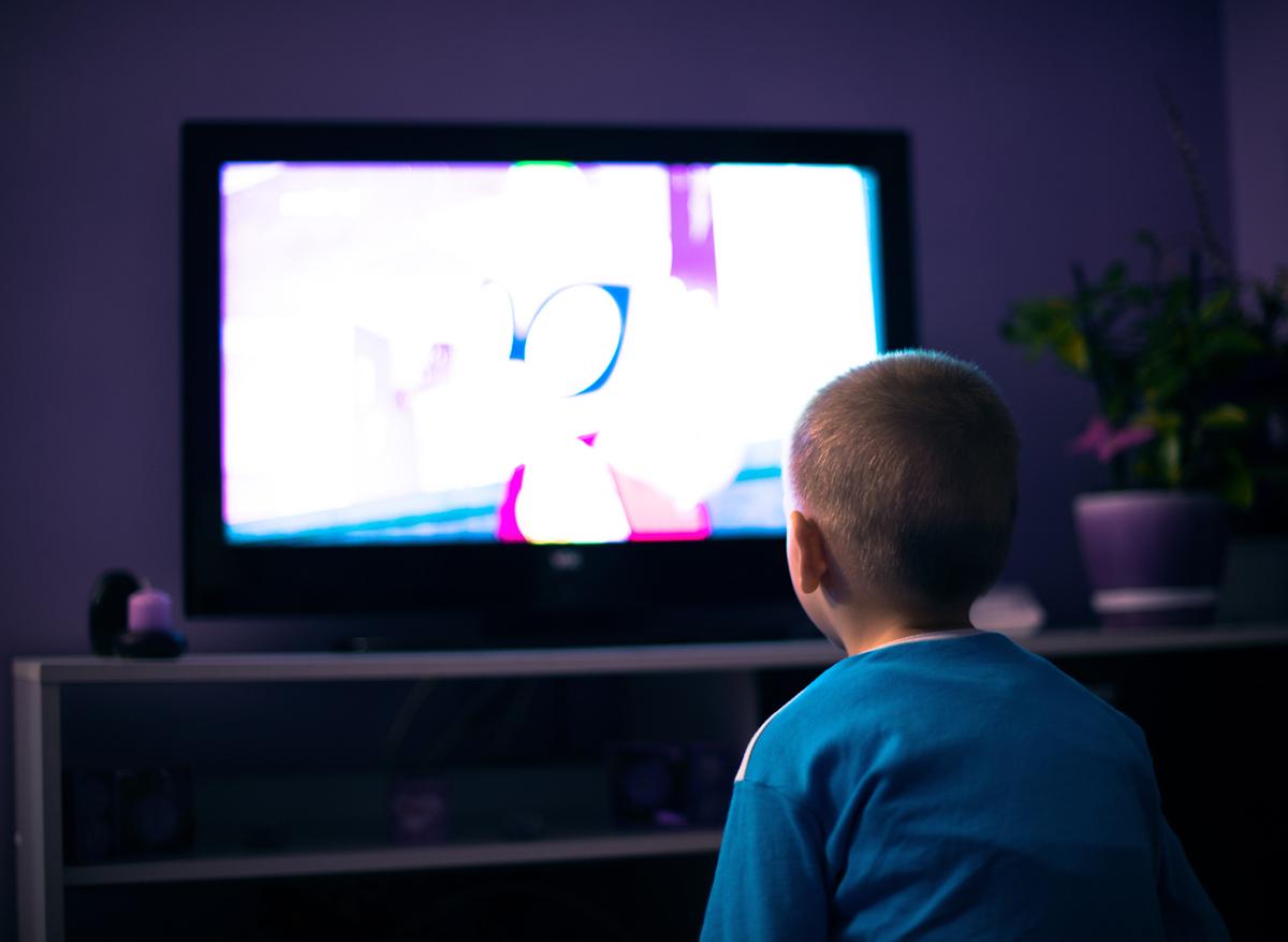 Trop regarder la télévision dans l'enfance impacte la santé à l'adolescence 