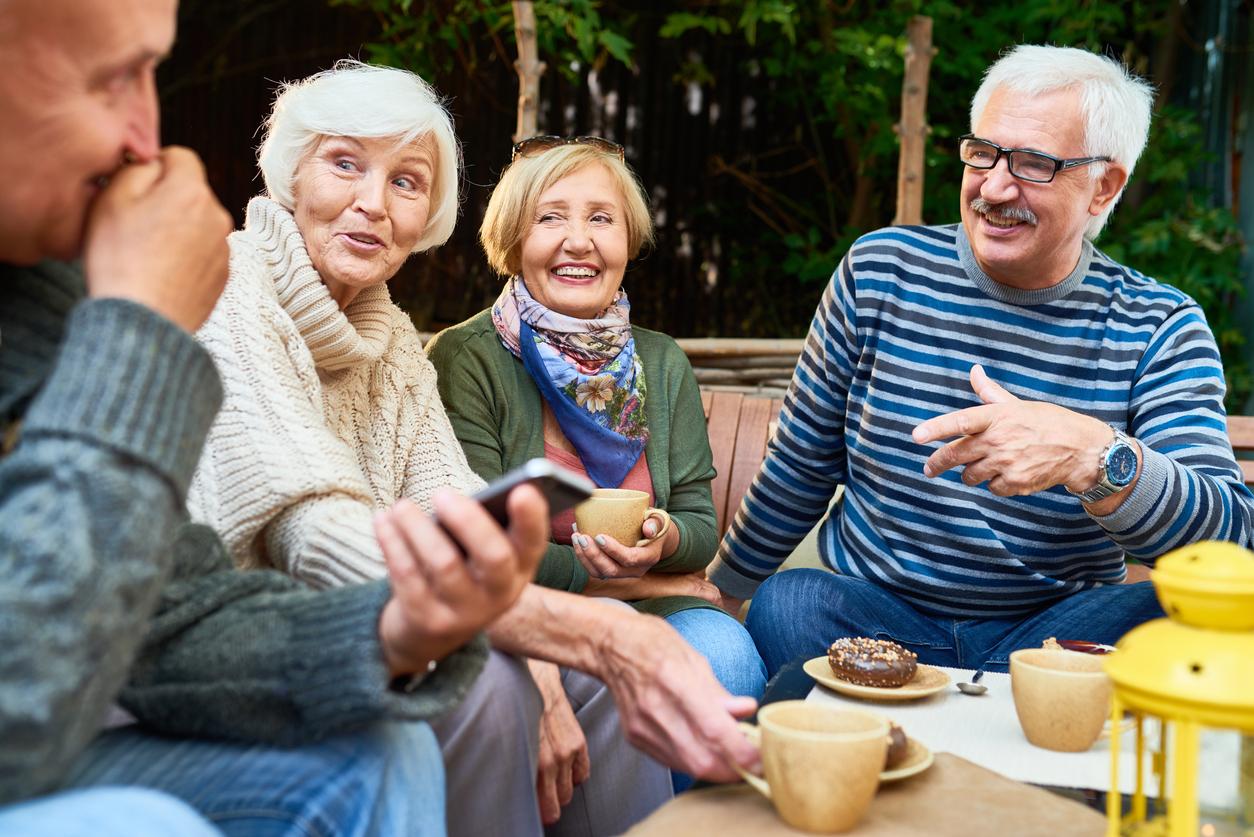 Démence : avoir une vie sociale active à 60 ans diminuerait le risque