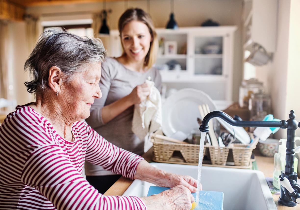 Et si faire les tâches ménagères réduisait le risque de maladie cardiaque chez les seniors ? 