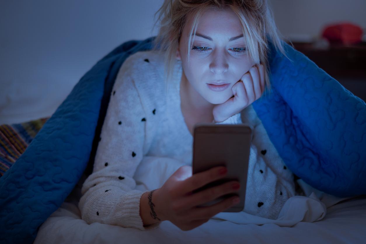 Chez les ados, regarder des écrans avant de dormir amplifie les problèmes émotionnels