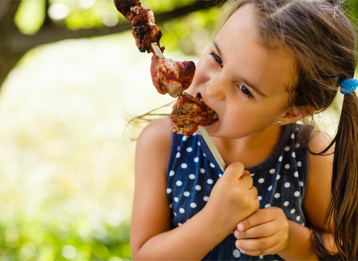 Enfants : manger trop de viande augmenterait le risque d’asthme 