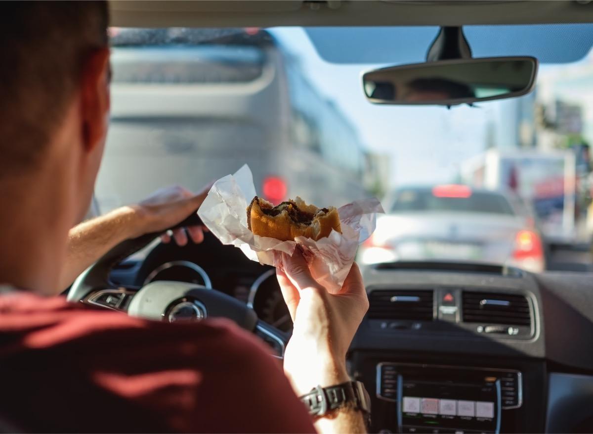Départ en vacances : trop manger avant de prendre le volant augmente le risque d’accident