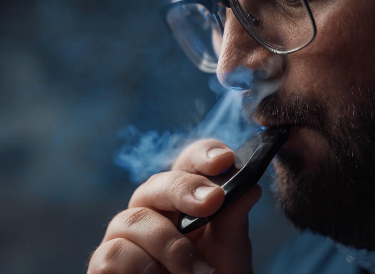 Cigarette électronique : la nicotine favorise la formation des caillots sanguins 