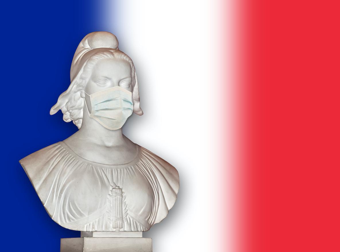 La France financera cinq projets pour fabriquer des masques chirurgicaux et FFP2