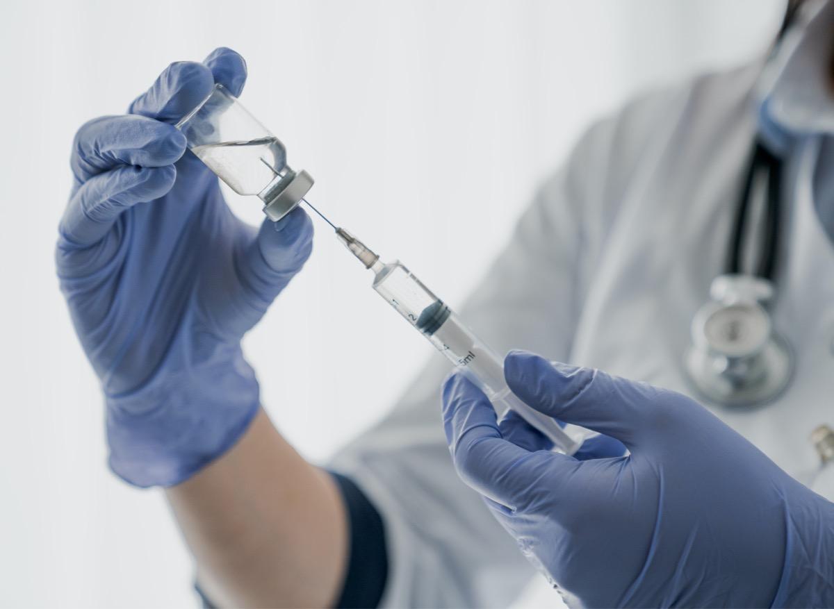 AstraZeneca : la vaccination reprend en France pour les plus de 55 ans