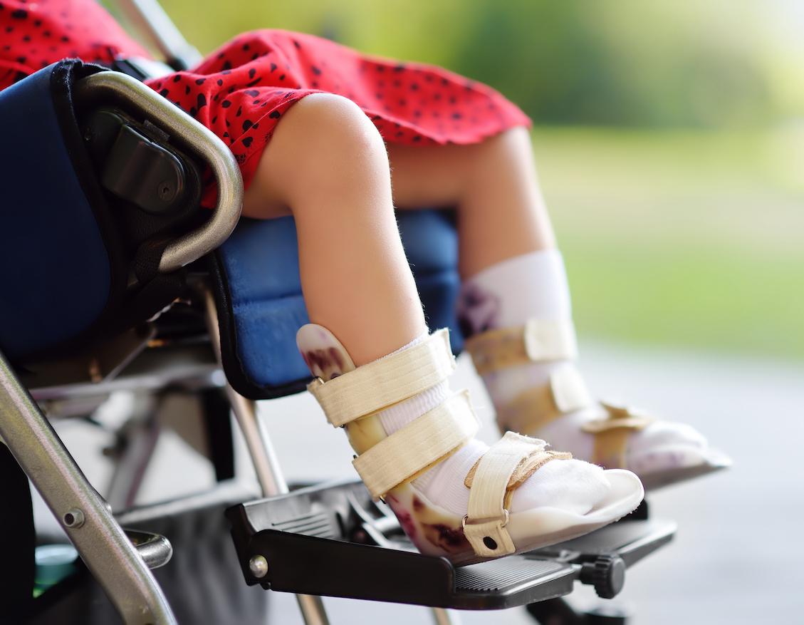 Comment une mère a pu maltraiter sa fille en fauteuil roulant pendant six ans