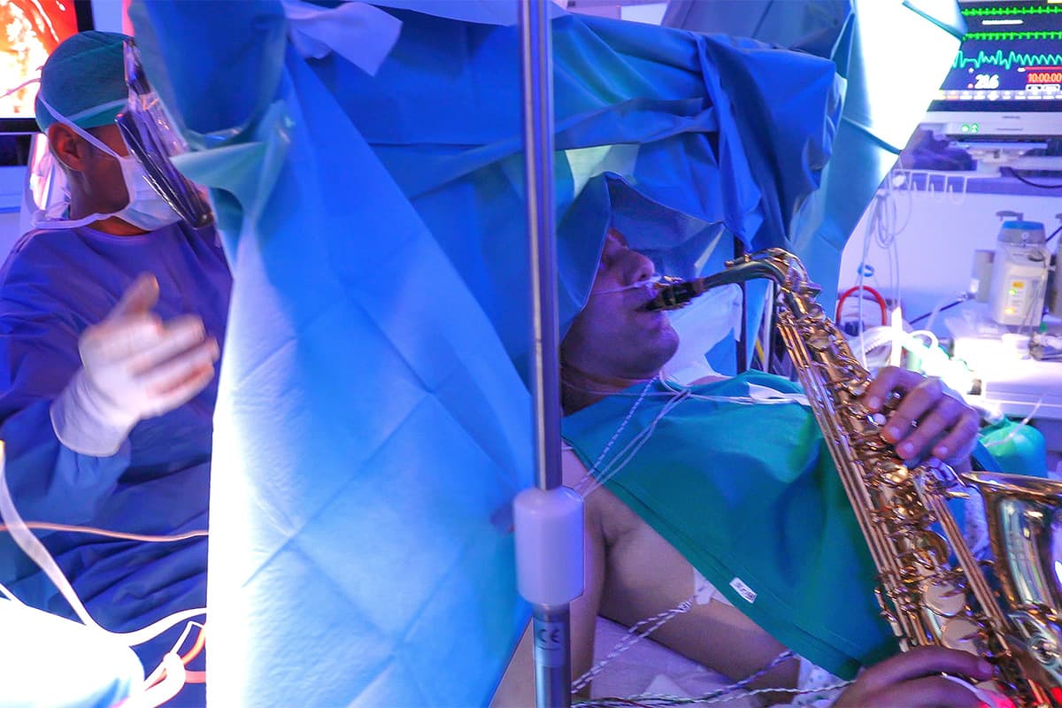 Tumeur cérébrale : un homme joue du saxophone pendant son opération