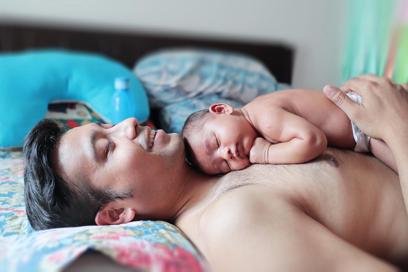Césarienne: le peau à peau avec le père a un effet bénéfique pour le nourrisson