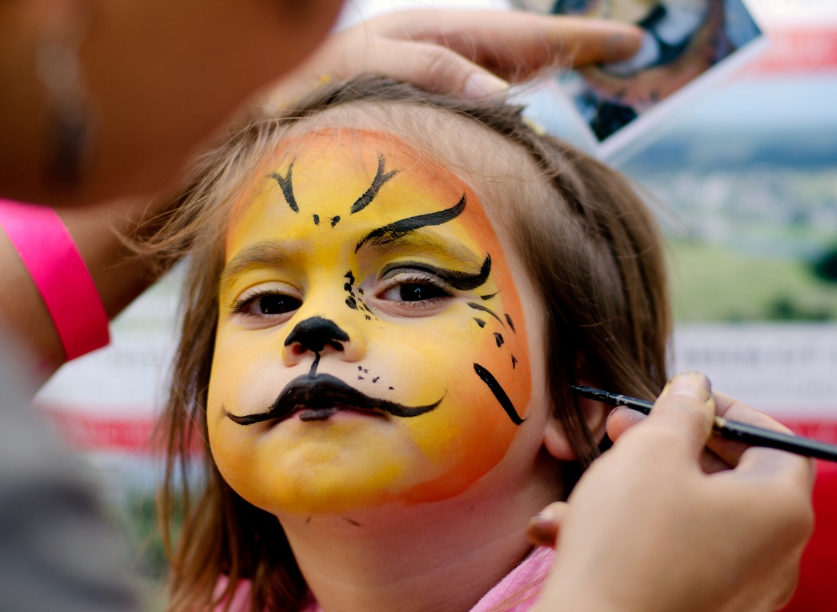 Maquillage pour enfant : alerte sur les produits toxiques utilisés