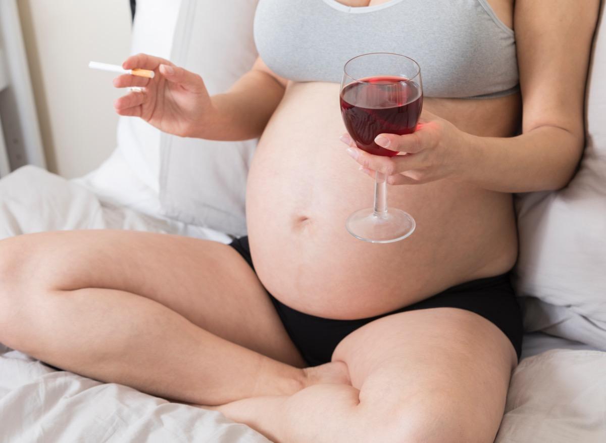 La consommation d’alcool et de tabac en début de grossesse multiplie les risques 