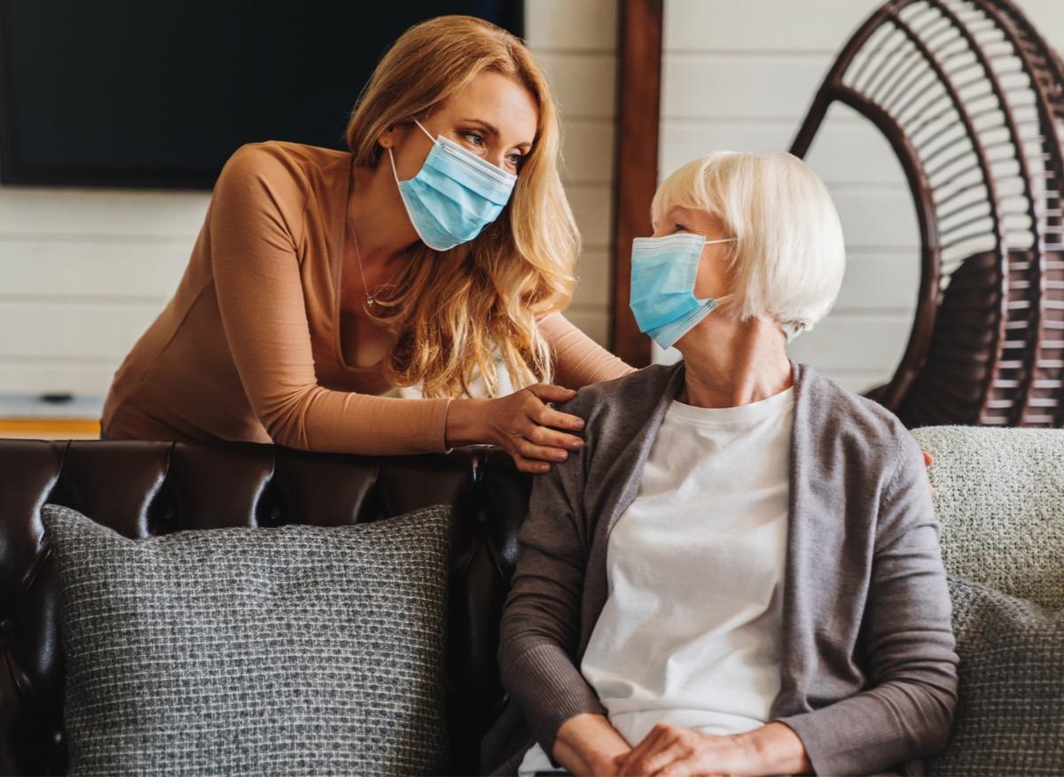 Le port du masque inciterait à s'approcher plus près des autres personnes 