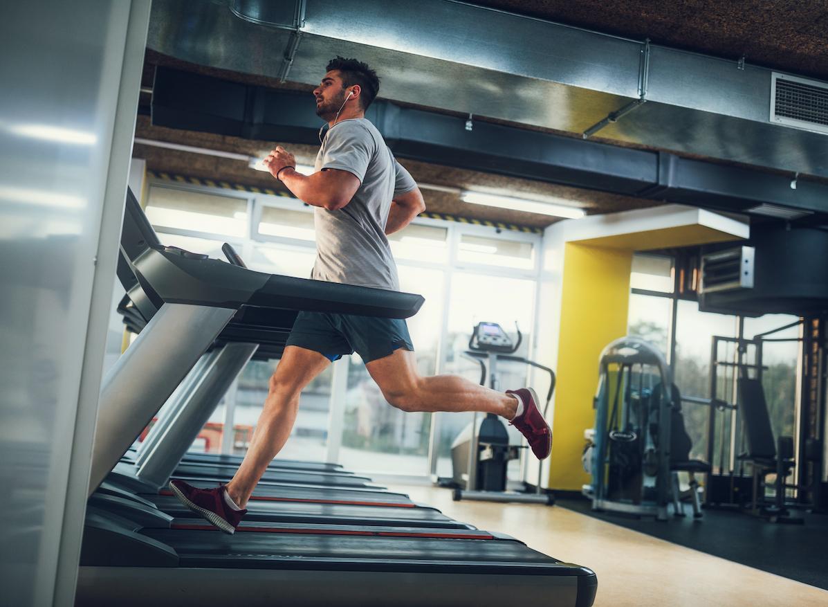 Faire du sport n’empêche pas de boire ou de prendre de la drogue, mais retarde la première fois