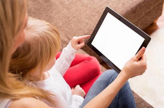 Un enfant trop exposé aux écrans aurait plus de risques de développer des troubles du langage 