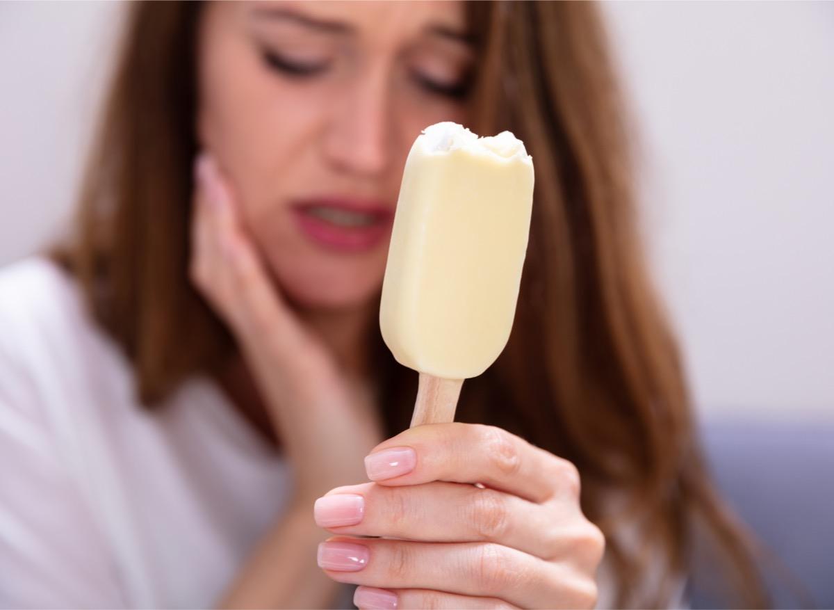 Pourquoi manger des glaces nous fait mal aux dents ?