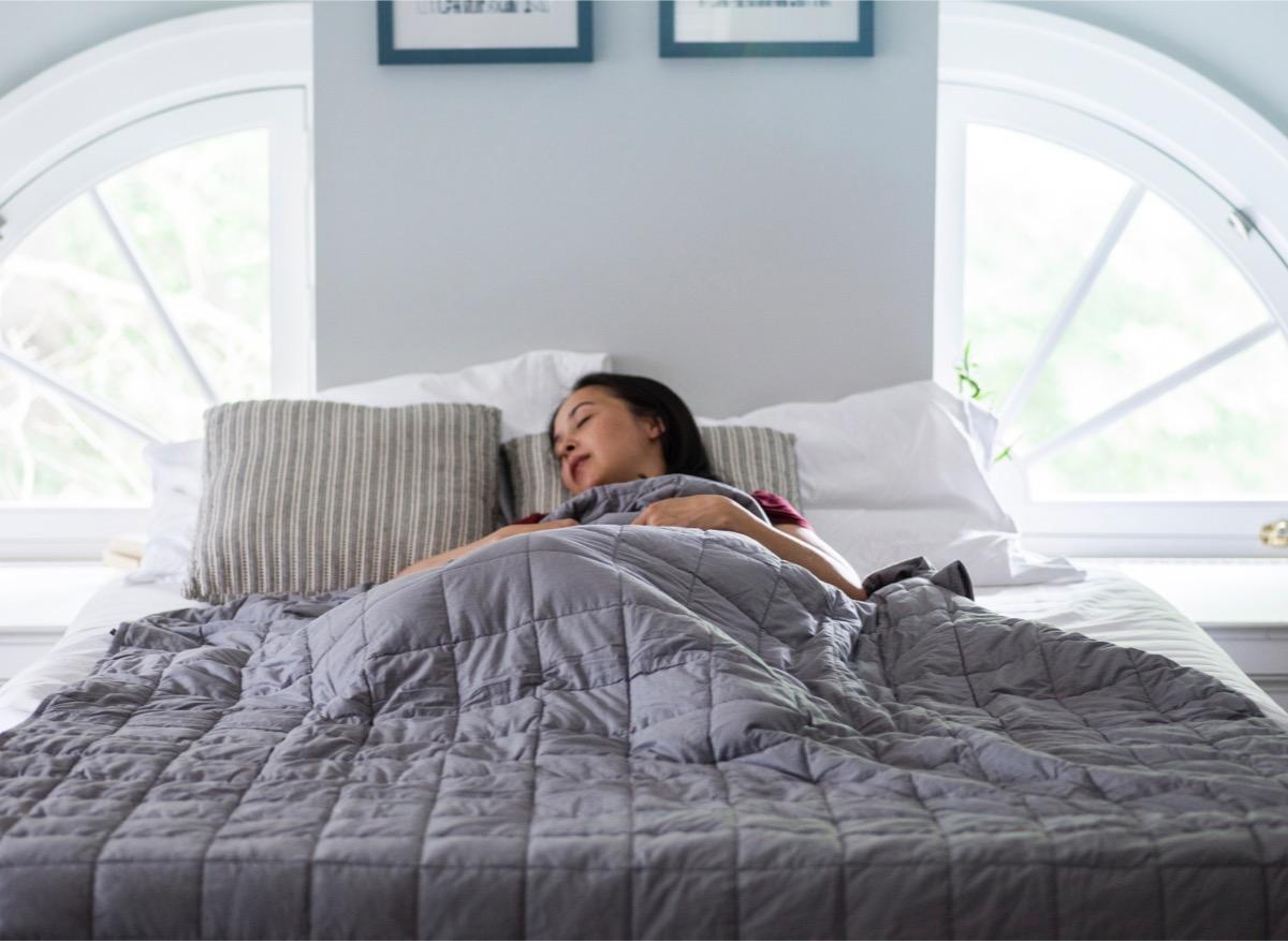 Mieux dormir : ce type de couverture peut vous aider