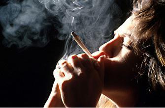 Sexualité : les fumeuses de cannabis prennent plus de risque