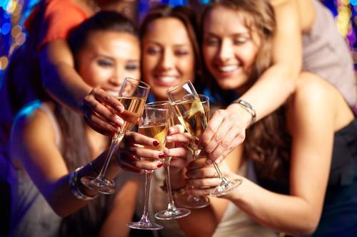 Alcool : les femmes en consomment autant que les hommes 