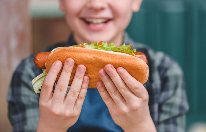Un enfant frôle la mort en mangeant un hot-dog