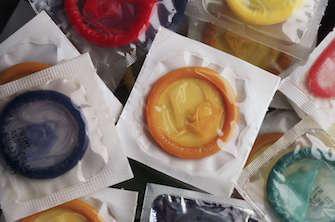 Un préservatif mis à la va-vite protège moins bien contre les infections