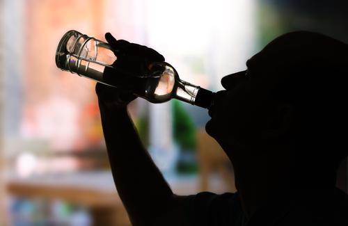 Alcool : plus de 2 verres par jour augmente le risque d'AVC