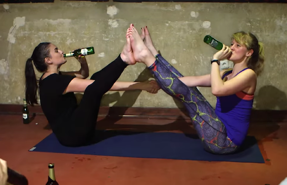 De la bière pour agrémenter sa séance de yoga
