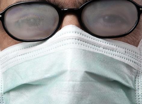 Coronavirus : comment éviter la buée sur les lunettes en portant
