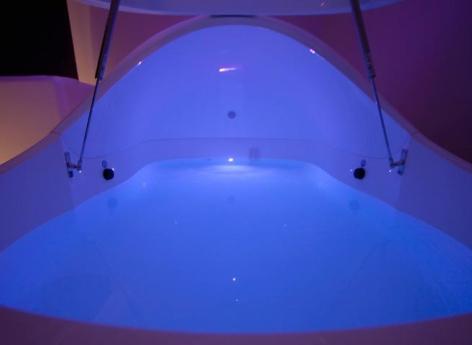 Isolation sensorielle : et si vous vous enfermiez dans une capsule d'eau salée ?