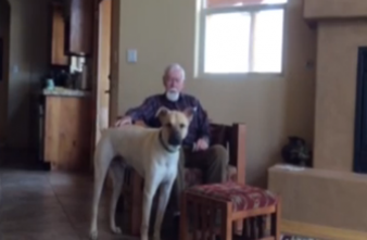 Alzheimer : Charles Sasser retrouve la parole grâce à son chien
