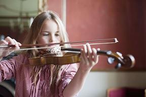 Apprendre la musique dans l'enfance stimule le cerveau à l'âge adulte