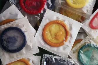 Sida : le préservatif recule chez les homosexuels