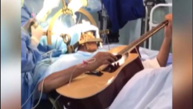 Inde : un musicien joue de la guitare pendant une neurochirurgie