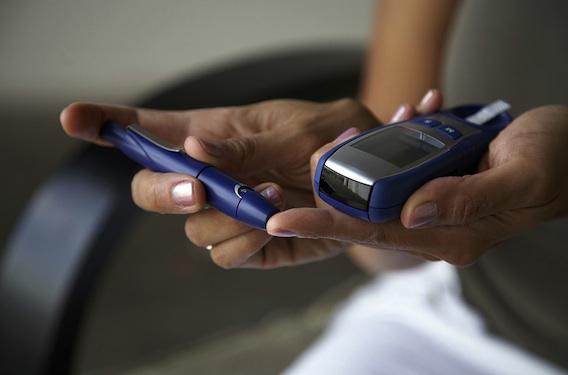 Diabète chez l'enfant : contrôler sa glycémie sans se piquer