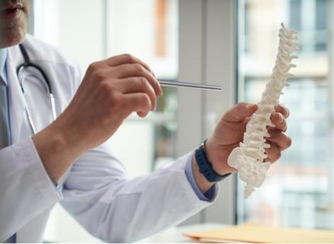 Ostéoporose : comment préserver la colonne vertébrale ?