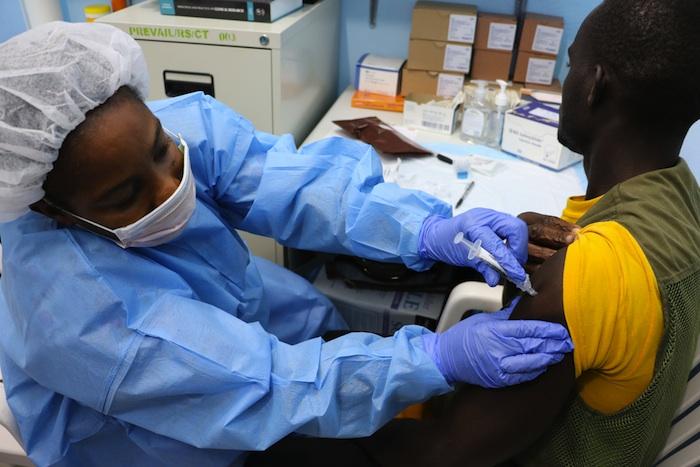 Ebola : des vaccins vont être testés chez 5 000 volontaires 