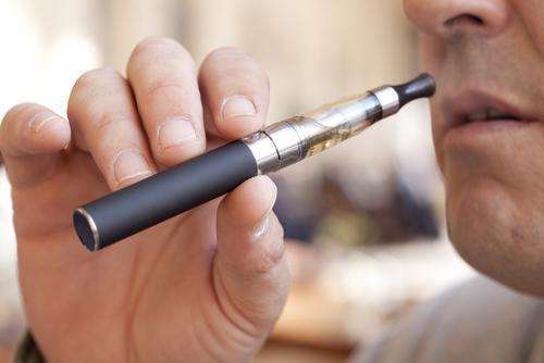E-cigarette : des experts pointent des effets toxiques pour la bouche 