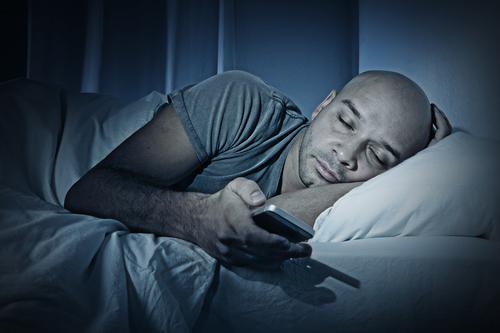 Smartphone : un usage intensif réduit la qualité du sommeil