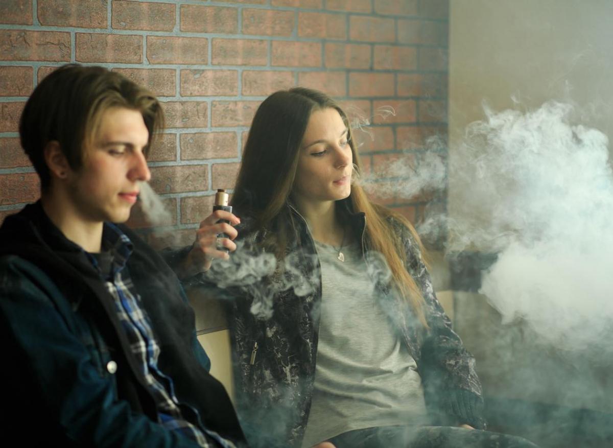 Cigarette électronique: vapoter brouillerait les pensées