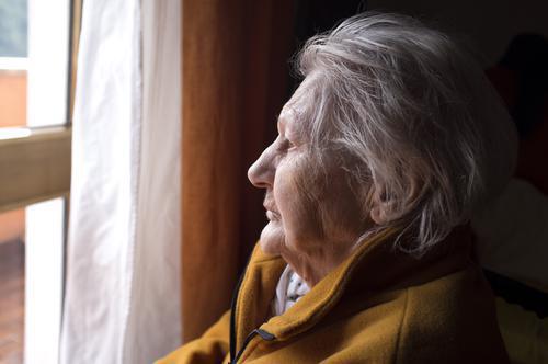 Seniors : la perte d'audition accélère l'isolement social