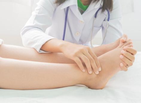 Jambes gonflées : 5 causes possibles