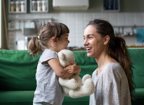 Comment réagir si votre enfant n'aime pas les câlins et les bisous ?