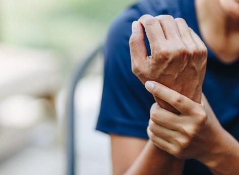 AVC : un gant vibrant aide les patients à récupérer de leurs spasmes musculaires