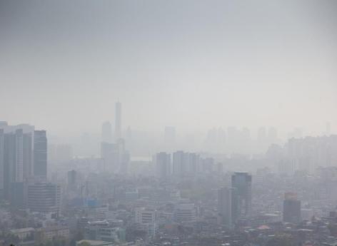 Comment la pollution augmente-t-elle le risque de mourir d'une maladie cardiovasculaire avant 65 ans ?