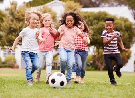Voici 2 raisons santé de pousser vos enfants à jouer dehors