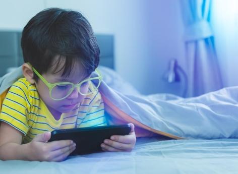 Chez les enfants, les jeux sur smartphone provoquent de la sécheresse oculaire