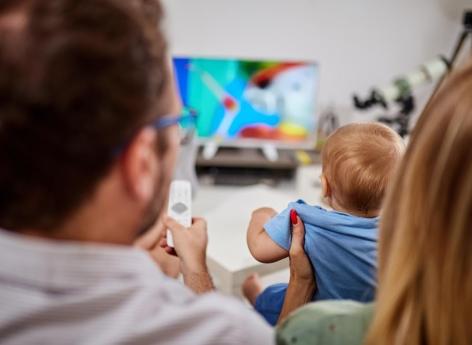  Regarder la TV avec son enfant peut aussi être positif pour son développement