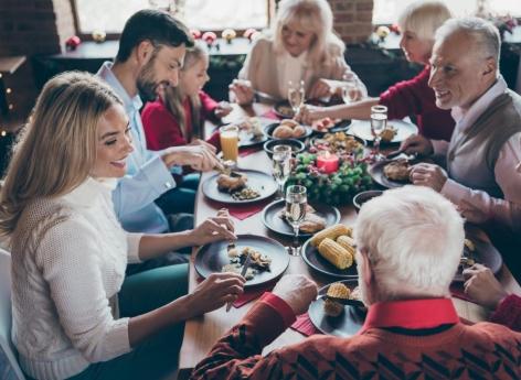 Voici pourquoi les grands-parents entendent mal pendant le repas de Noël