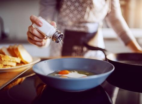 Trop saler les plats augmente de 41 % le risque de cancer de l’estomac