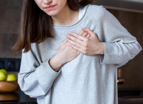 Crise cardiaque : 4 symptômes chez les femmes qui peuvent passer inaperçus